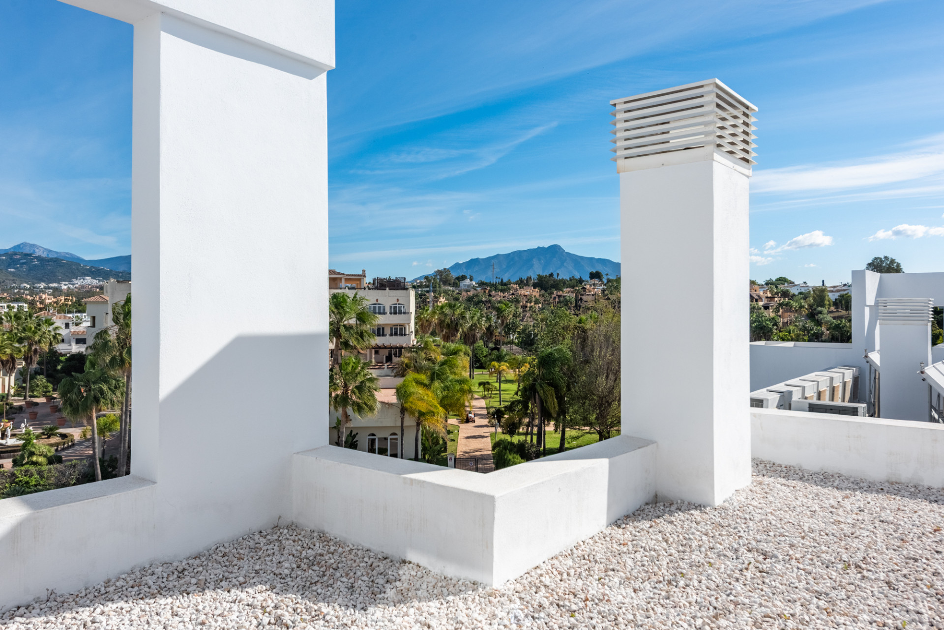 Stylowy i jasny dwupoziomowy penthouse w Cortijo del Golf na New Golden Mile · Zdjęcie 33