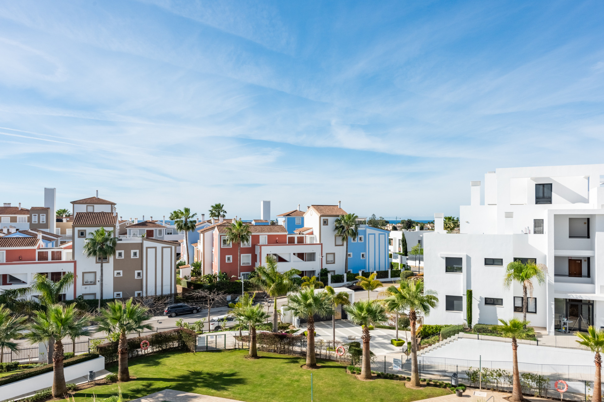 Stylowy i jasny dwupoziomowy penthouse w Cortijo del Golf na New Golden Mile · Zdjęcie 32