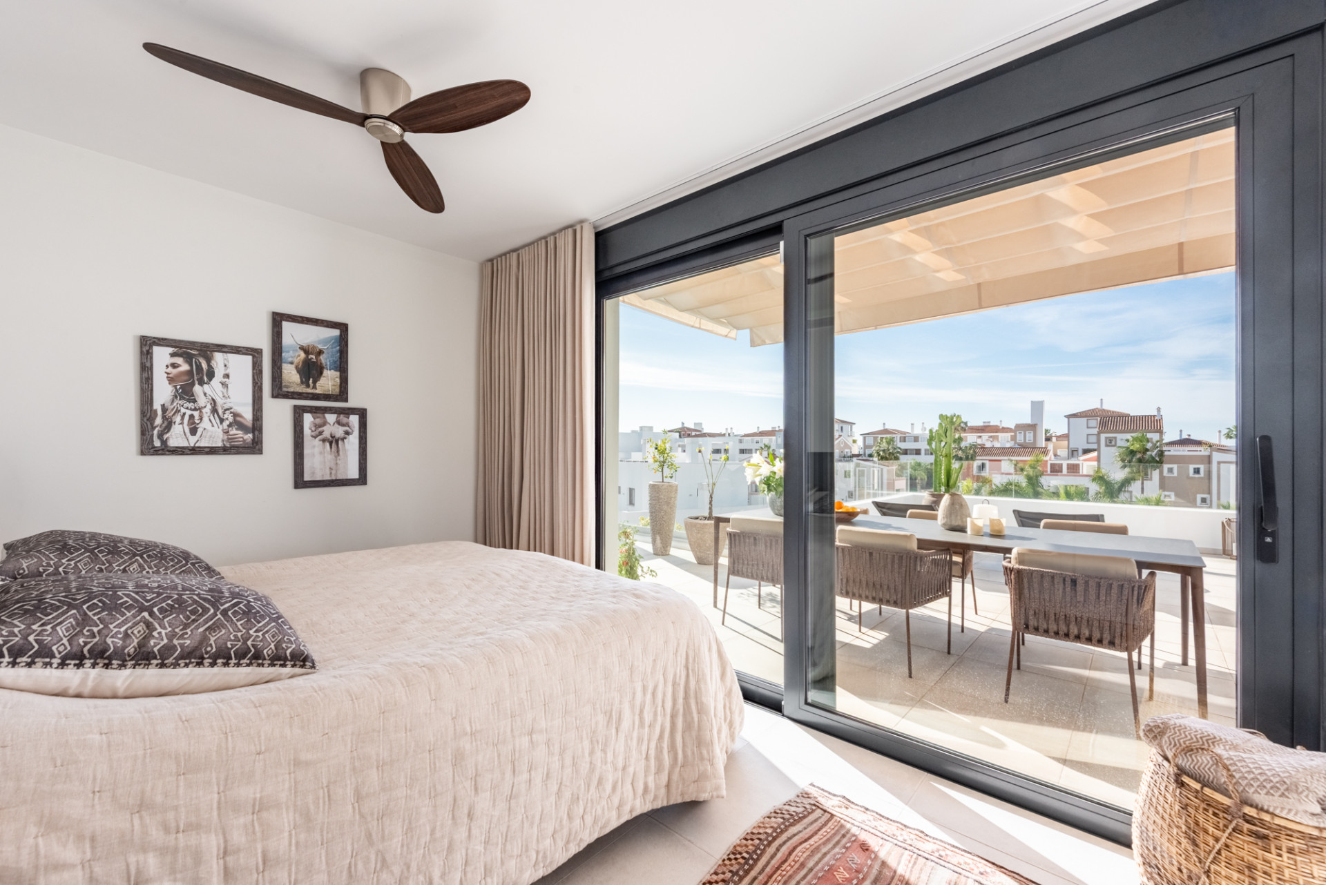 Stylowy i jasny dwupoziomowy penthouse w Cortijo del Golf na New Golden Mile · Zdjęcie 18