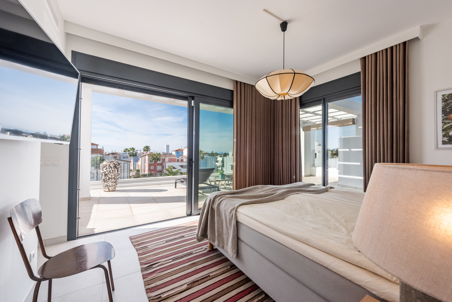 Stylowy i jasny dwupoziomowy penthouse w Cortijo del Golf na New Golden Mile · Zdjęcie 14