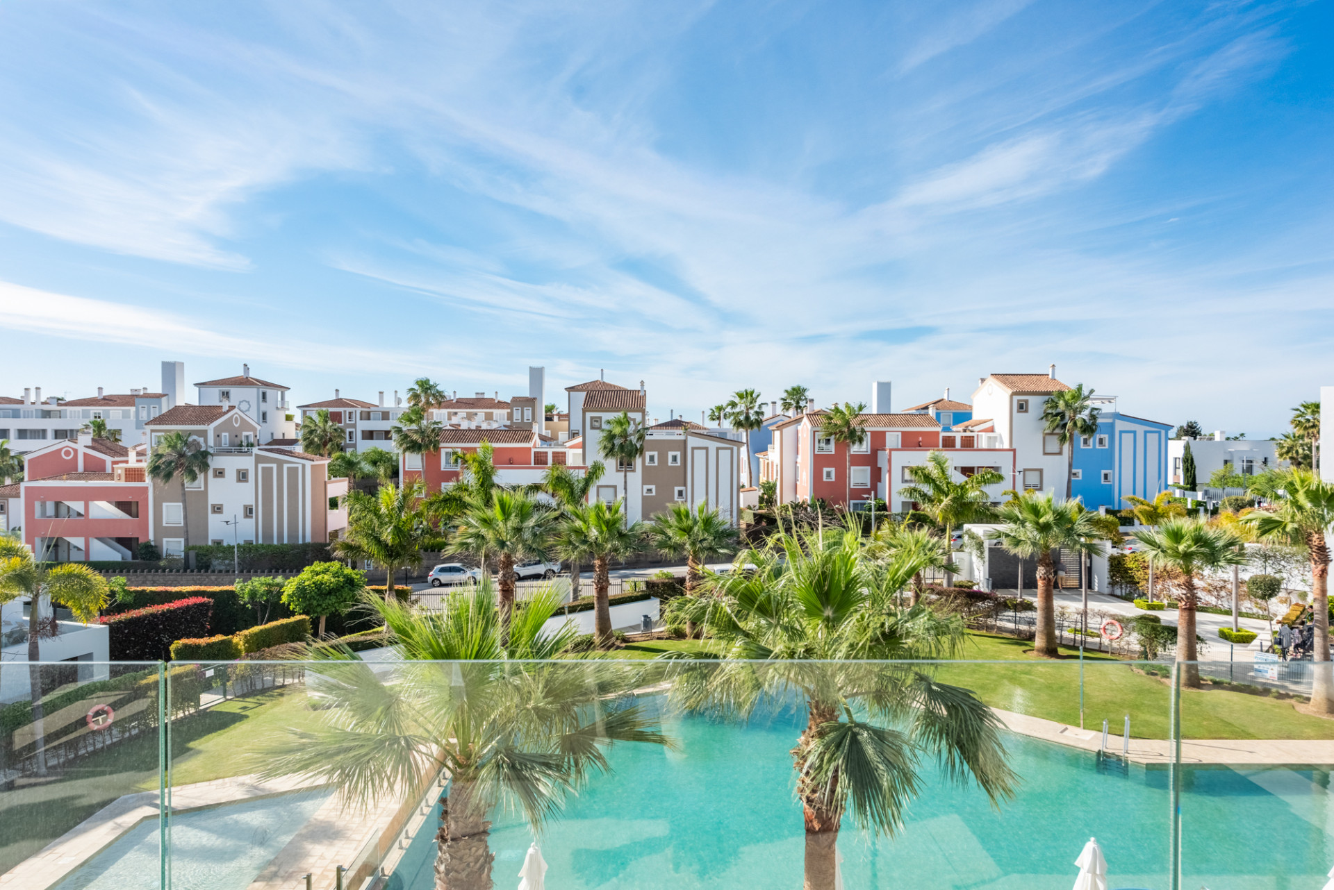 Stylowy i jasny dwupoziomowy penthouse w Cortijo del Golf na New Golden Mile · Zdjęcie 31