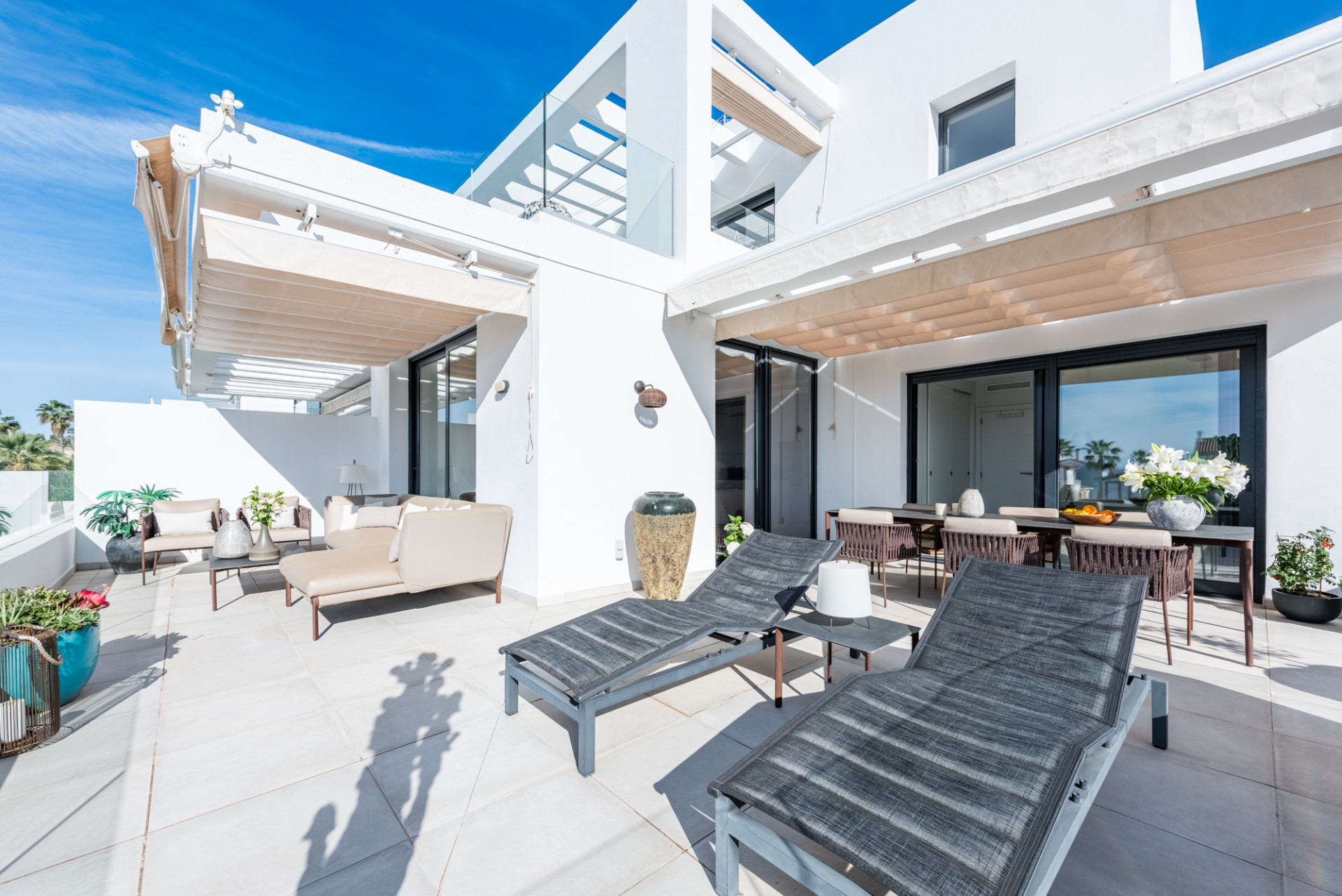 Stylowy i jasny dwupoziomowy penthouse w Cortijo del Golf na New Golden Mile · Zdjęcie 25