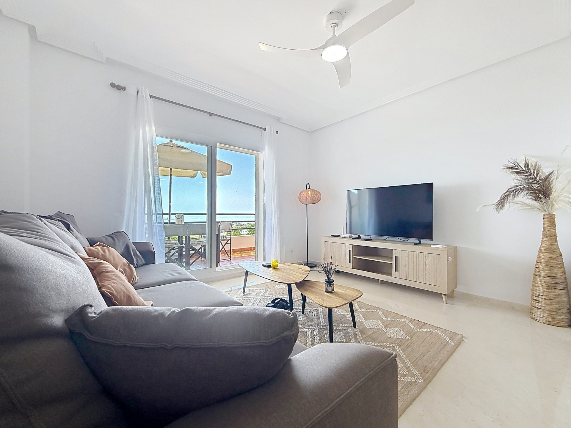 Bright Apartment with Terrace and Panoramic Sea Views · Photo 9