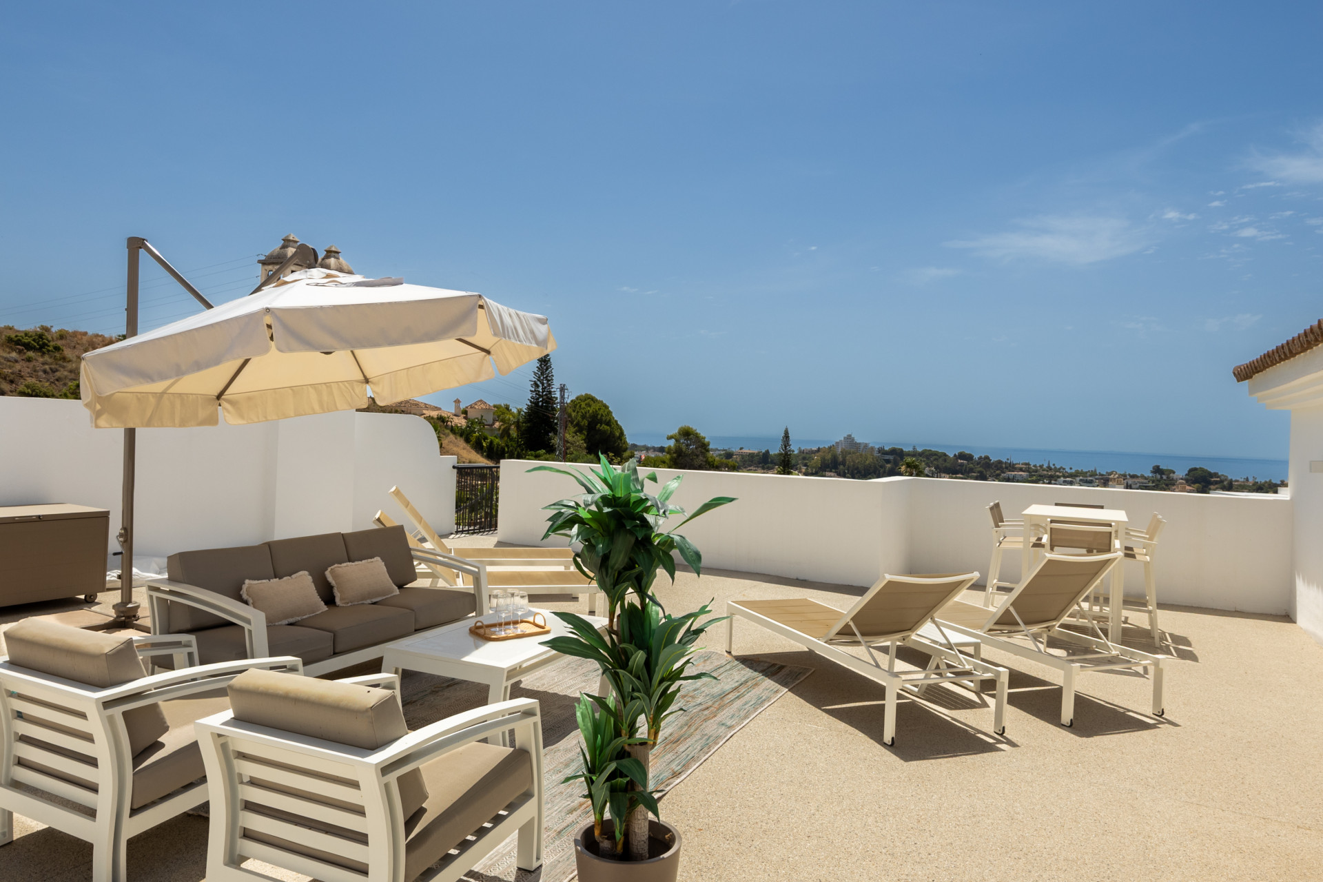 Stunning 2-bedroom penthouse in Paraiso Pueblo, Benahavís, offering panoramic sea views, a 100m² rooftop solarium, luxury resort-style amenities · Photo 18