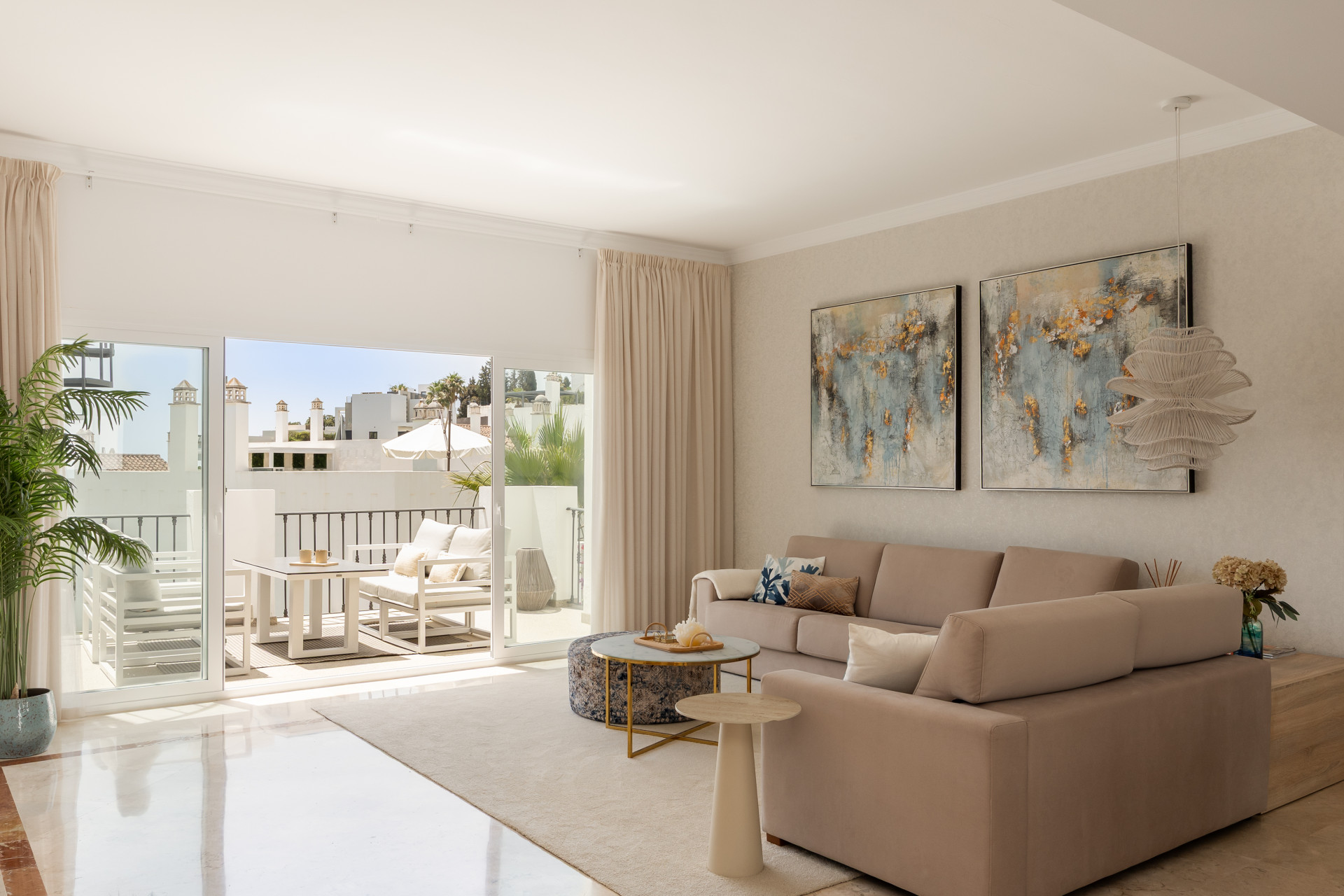 Stunning 2-bedroom penthouse in Paraiso Pueblo, Benahavís, offering panoramic sea views, a 100m² rooftop solarium, luxury resort-style amenities · Photo 24