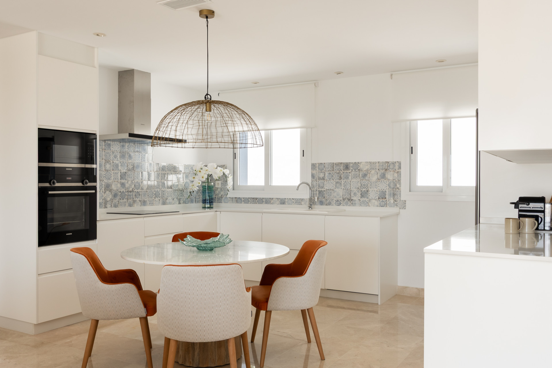 Stunning 2-bedroom penthouse in Paraiso Pueblo, Benahavís, offering panoramic sea views, a 100m² rooftop solarium, luxury resort-style amenities · Photo 22