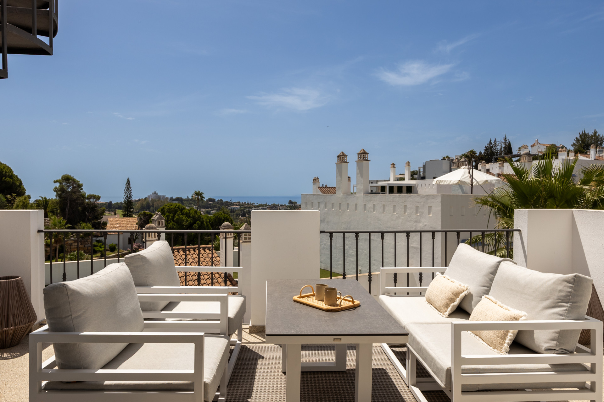 Stunning 2-bedroom penthouse in Paraiso Pueblo, Benahavís, offering panoramic sea views, a 100m² rooftop solarium, luxury resort-style amenities · Photo 16
