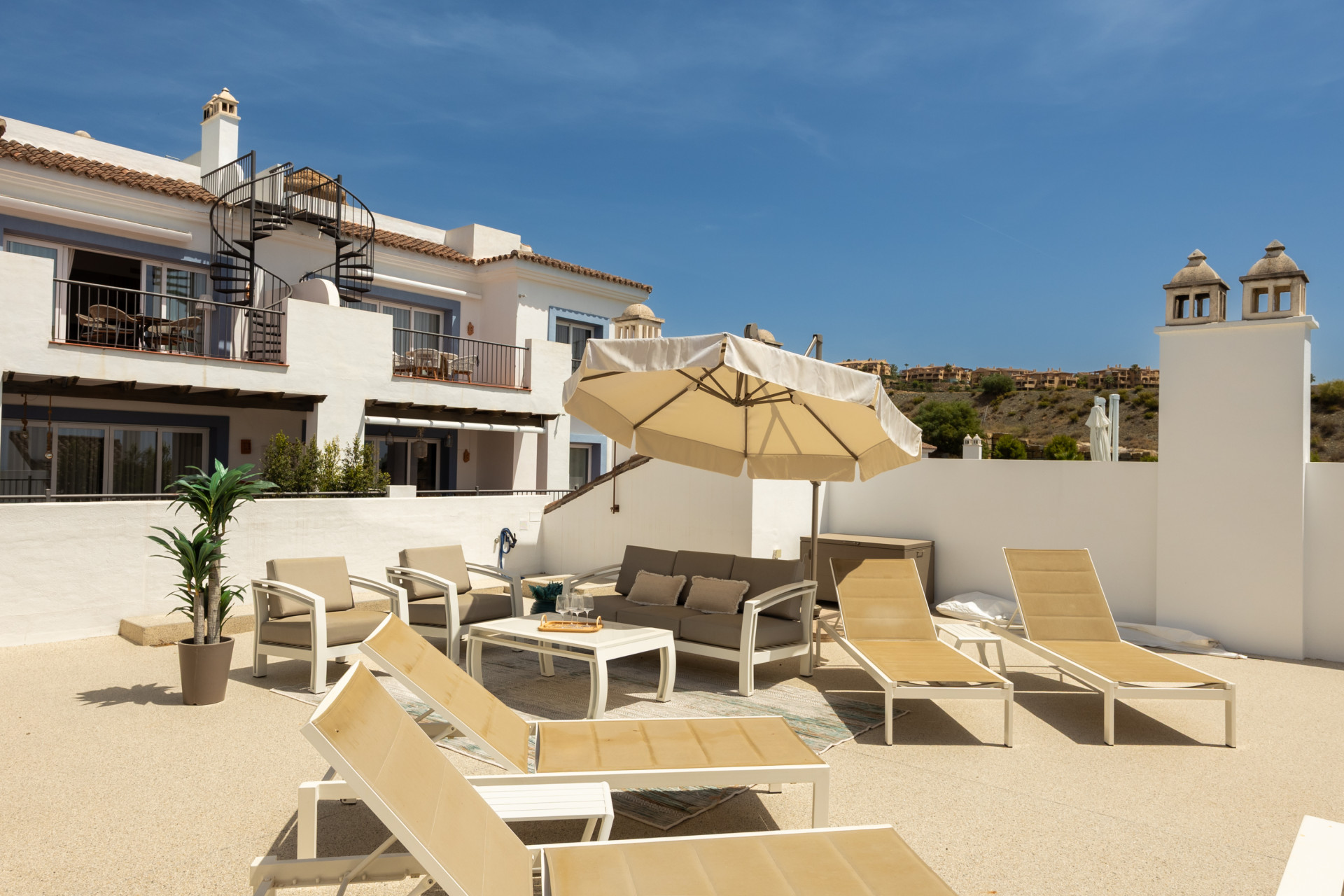 Stunning 2-bedroom penthouse in Paraiso Pueblo, Benahavís, offering panoramic sea views, a 100m² rooftop solarium, luxury resort-style amenities · Photo 20