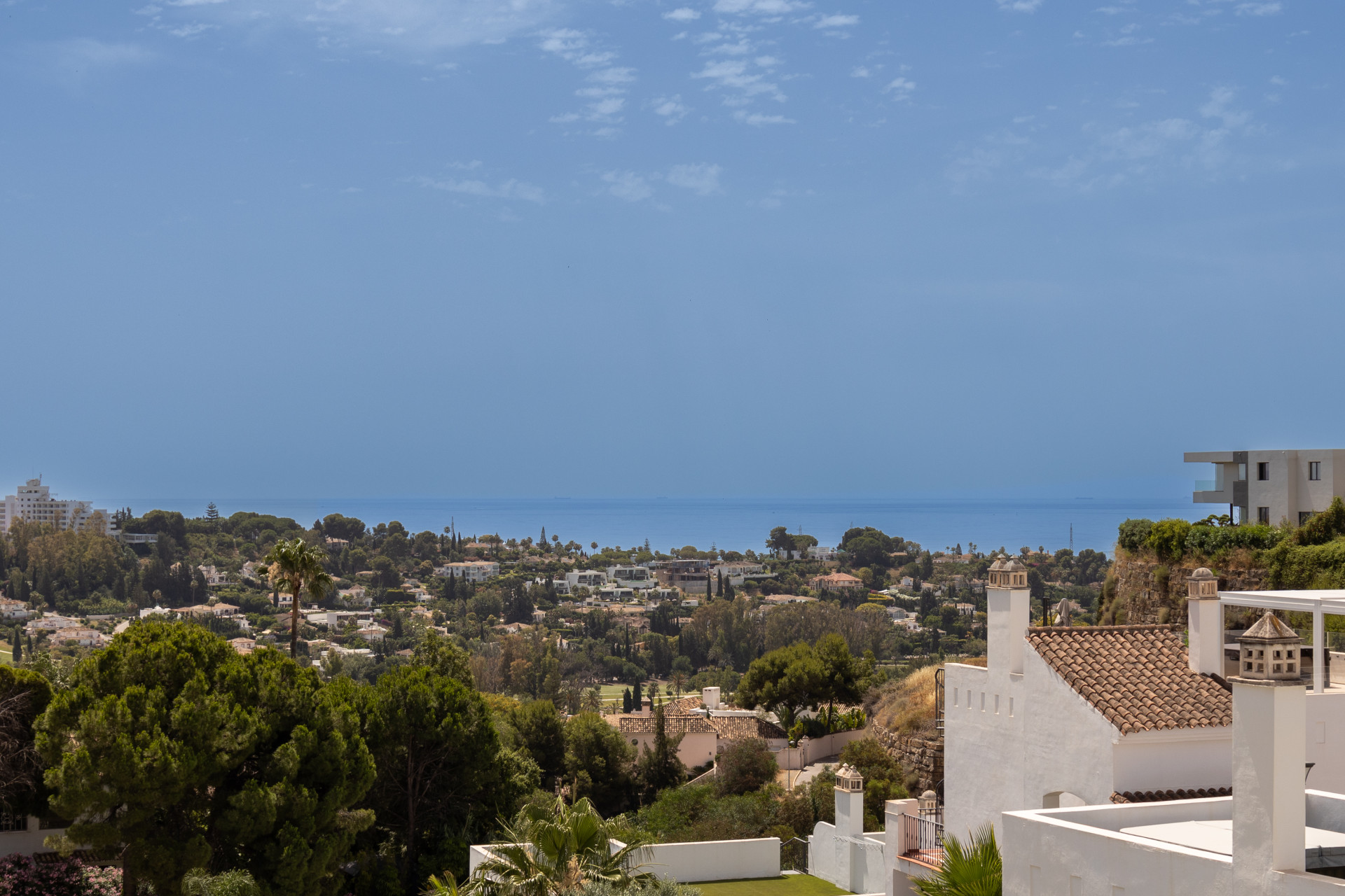 Stunning 2-bedroom penthouse in Paraiso Pueblo, Benahavís, offering panoramic sea views, a 100m² rooftop solarium, luxury resort-style amenities · Photo 21