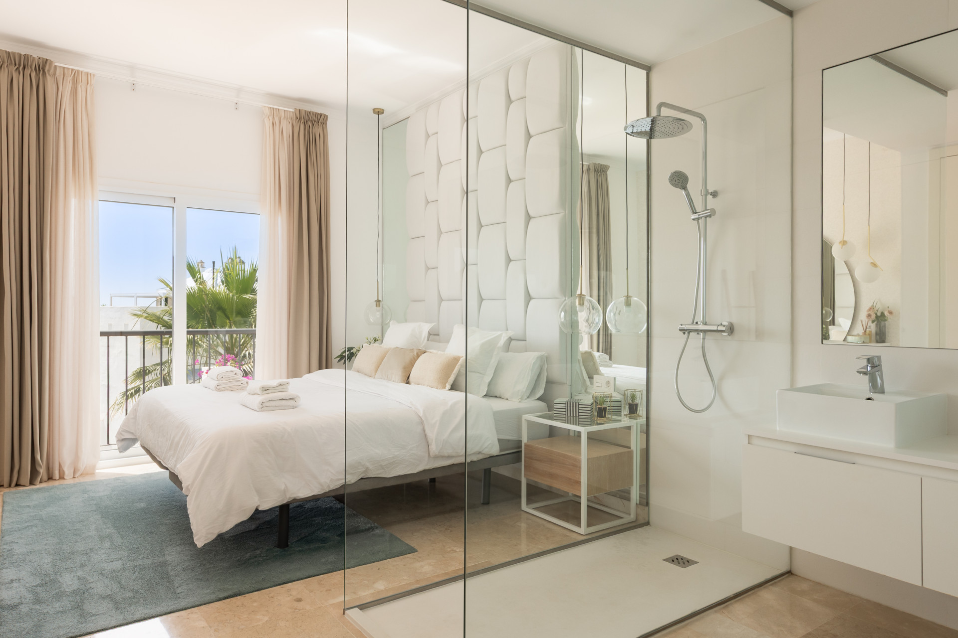 Stunning 2-bedroom penthouse in Paraiso Pueblo, Benahavís, offering panoramic sea views, a 100m² rooftop solarium, luxury resort-style amenities · Photo 11