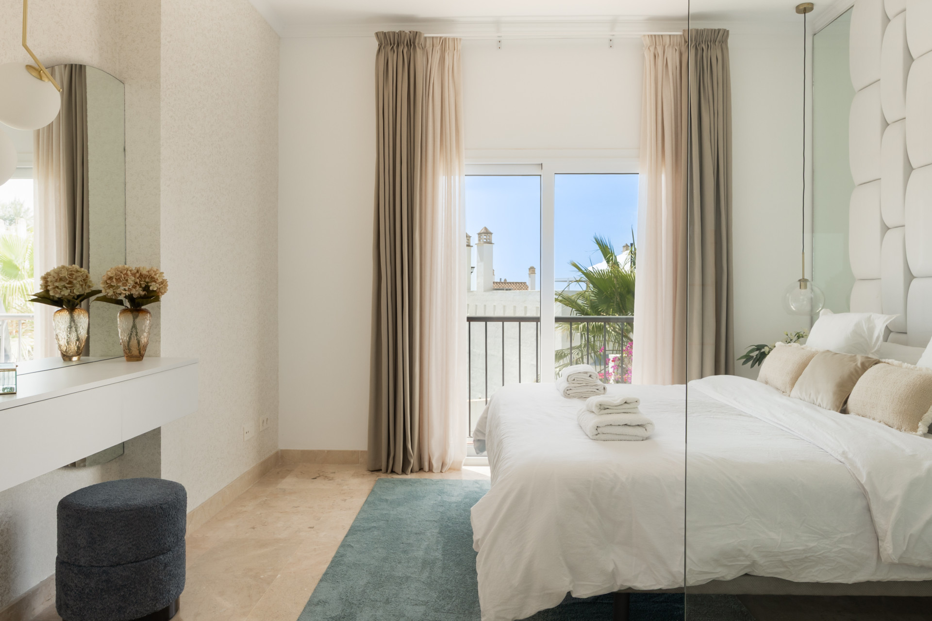 Stunning 2-bedroom penthouse in Paraiso Pueblo, Benahavís, offering panoramic sea views, a 100m² rooftop solarium, luxury resort-style amenities · Photo 12