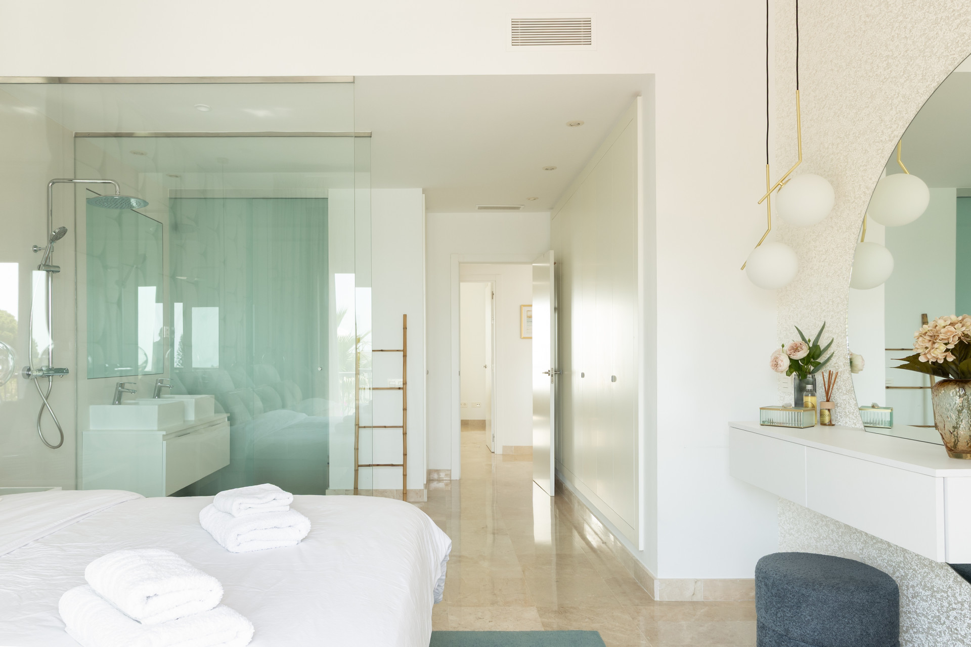 Stunning 2-bedroom penthouse in Paraiso Pueblo, Benahavís, offering panoramic sea views, a 100m² rooftop solarium, luxury resort-style amenities · Photo 14