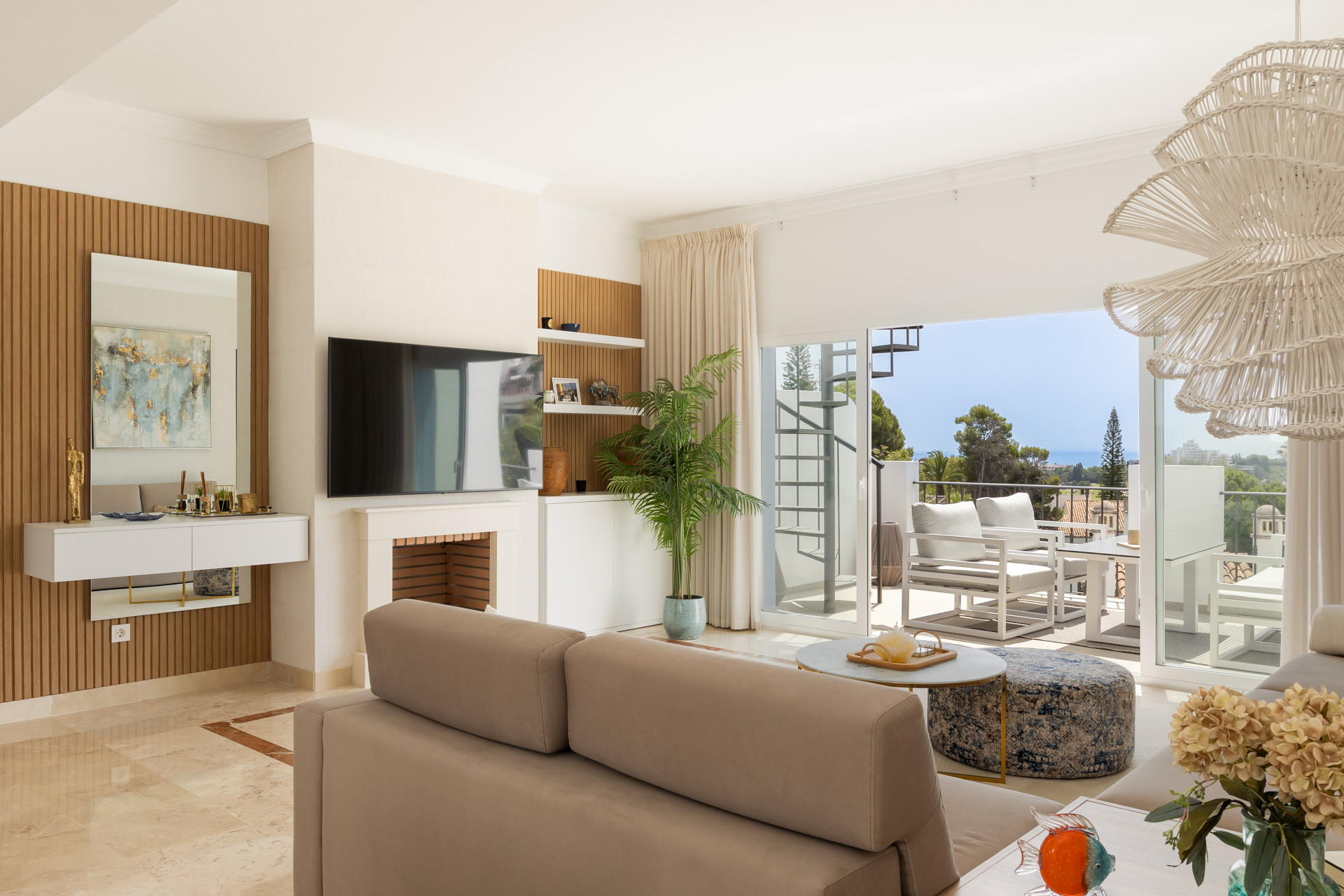 Stunning 2-bedroom penthouse in Paraiso Pueblo, Benahavís, offering panoramic sea views, a 100m² rooftop solarium, luxury resort-style amenities · Photo 25