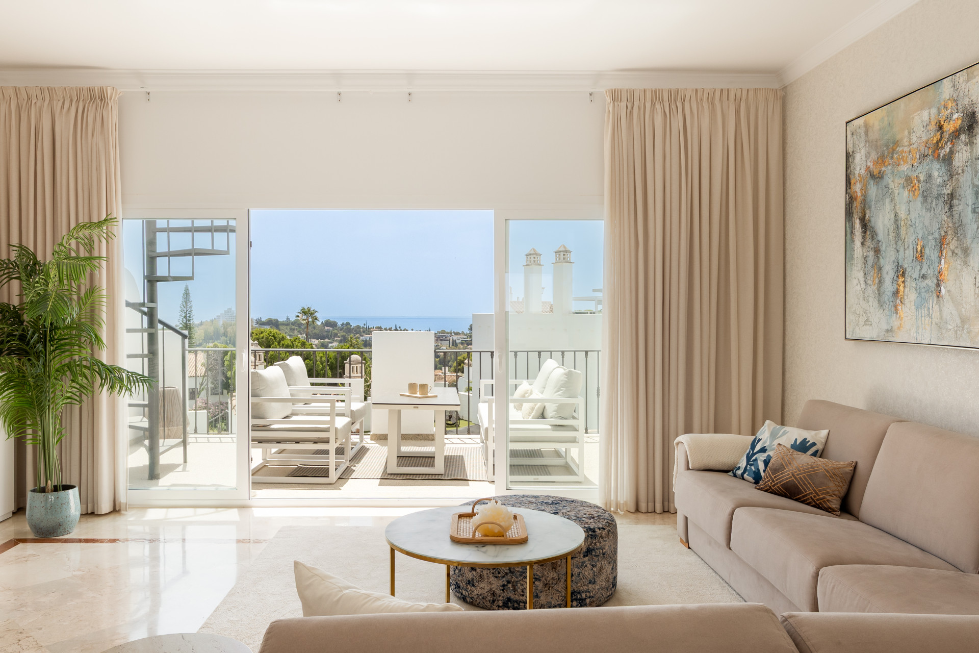 Stunning 2-bedroom penthouse in Paraiso Pueblo, Benahavís, offering panoramic sea views, a 100m² rooftop solarium, luxury resort-style amenities · Photo 27