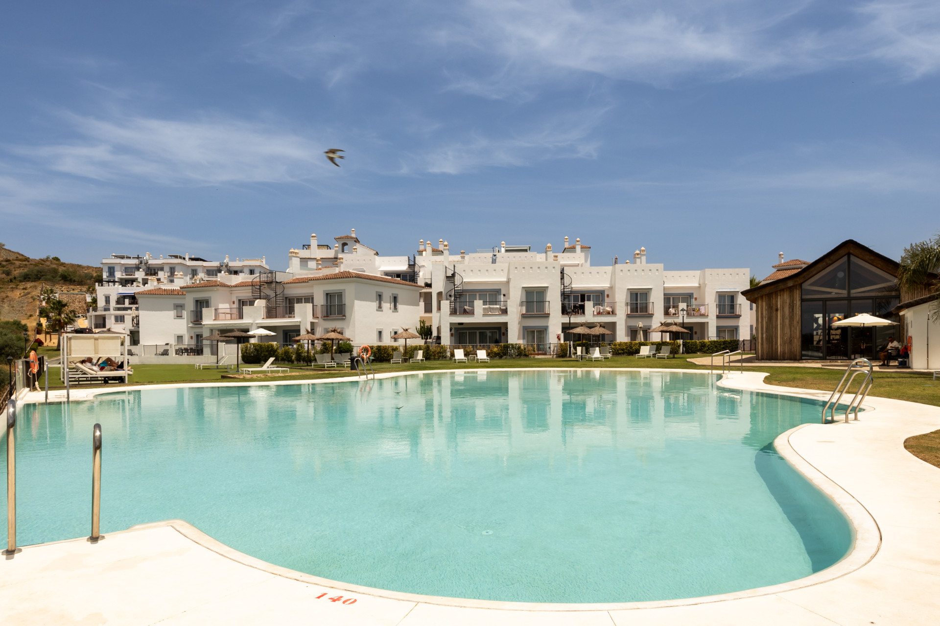 Stunning 2-bedroom penthouse in Paraiso Pueblo, Benahavís, offering panoramic sea views, a 100m² rooftop solarium, luxury resort-style amenities · Photo 29