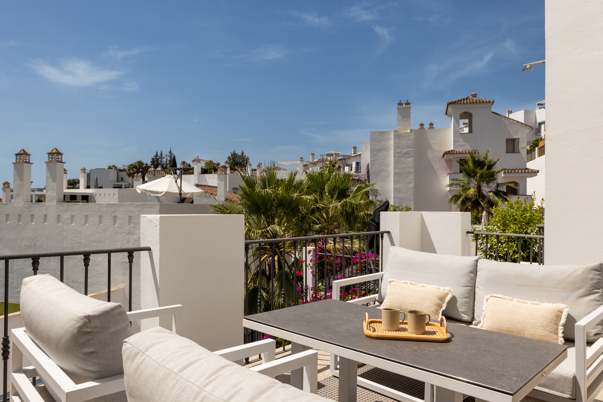 Stunning 2-bedroom penthouse in Paraiso Pueblo, Benahavís, offering panoramic sea views, a 100m² rooftop solarium, luxury resort-style amenities · Photo 15