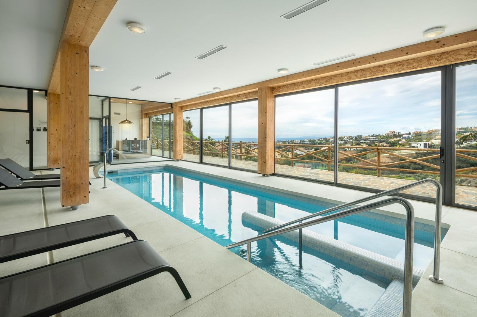 Stunning 2-bedroom penthouse in Paraiso Pueblo, Benahavís, offering panoramic sea views, a 100m² rooftop solarium, luxury resort-style amenities · Photo 31