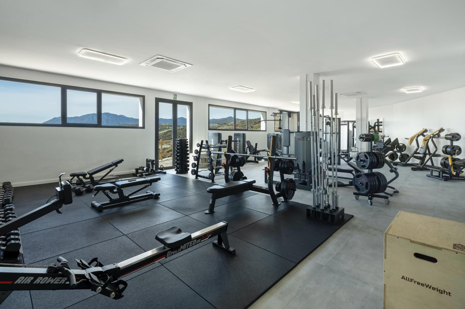 Stunning 2-bedroom penthouse in Paraiso Pueblo, Benahavís, offering panoramic sea views, a 100m² rooftop solarium, luxury resort-style amenities · Photo 33