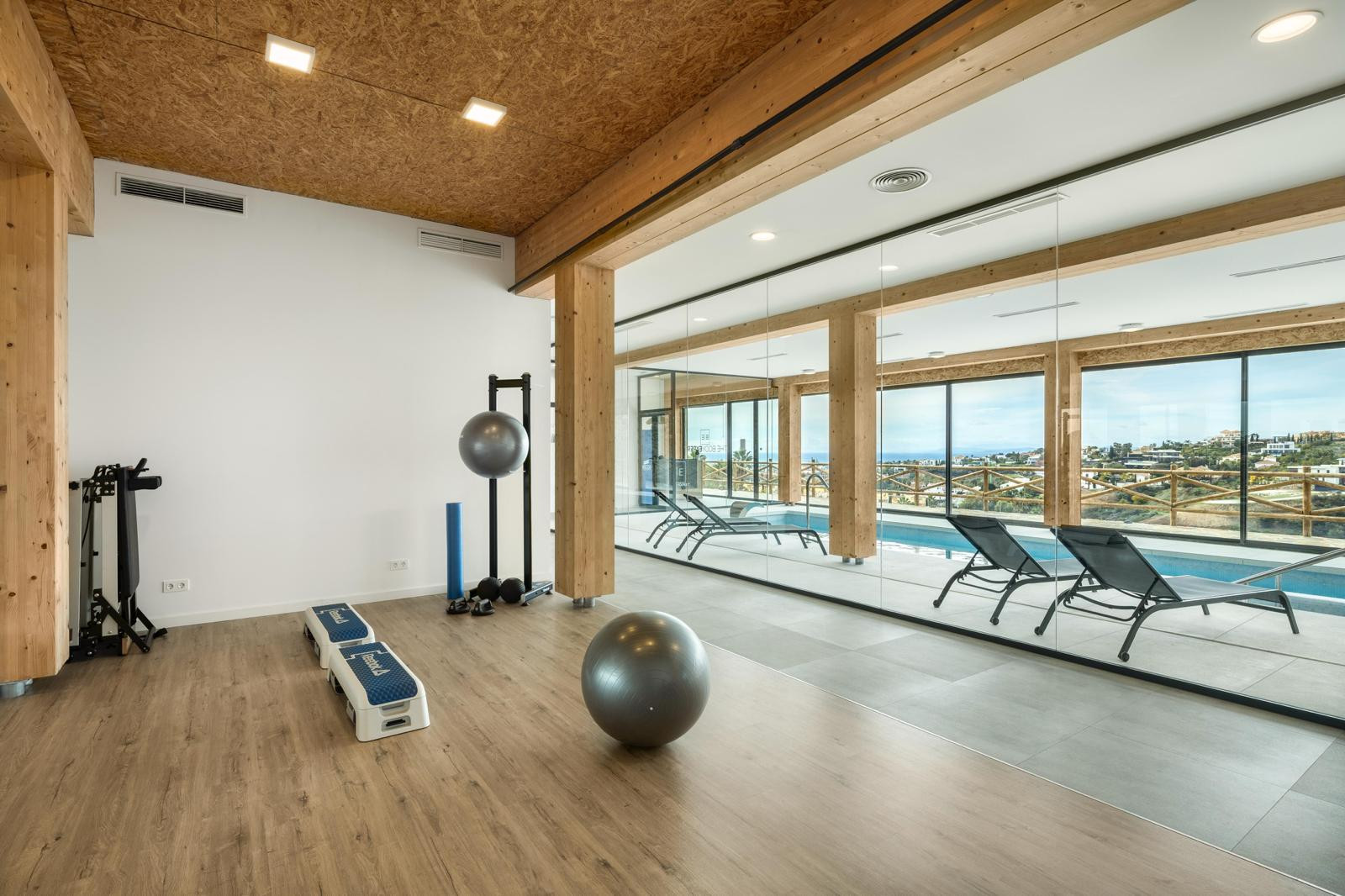 Stunning 2-bedroom penthouse in Paraiso Pueblo, Benahavís, offering panoramic sea views, a 100m² rooftop solarium, luxury resort-style amenities · Photo 30
