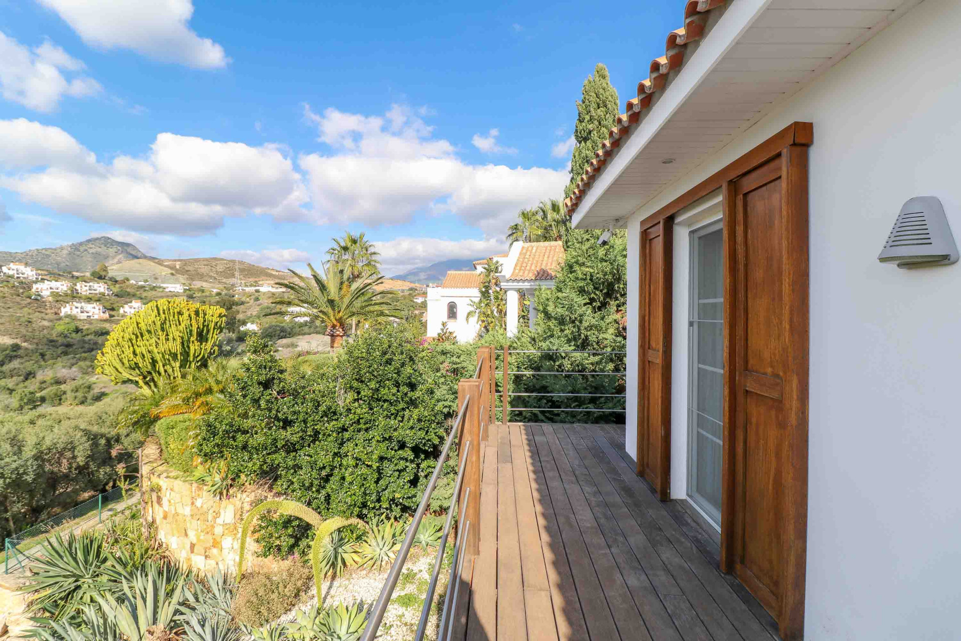 Elegantní jednopodlažní vila s výhledem na moře a hory v La Alquería, Benahavís · Fotografie 11
