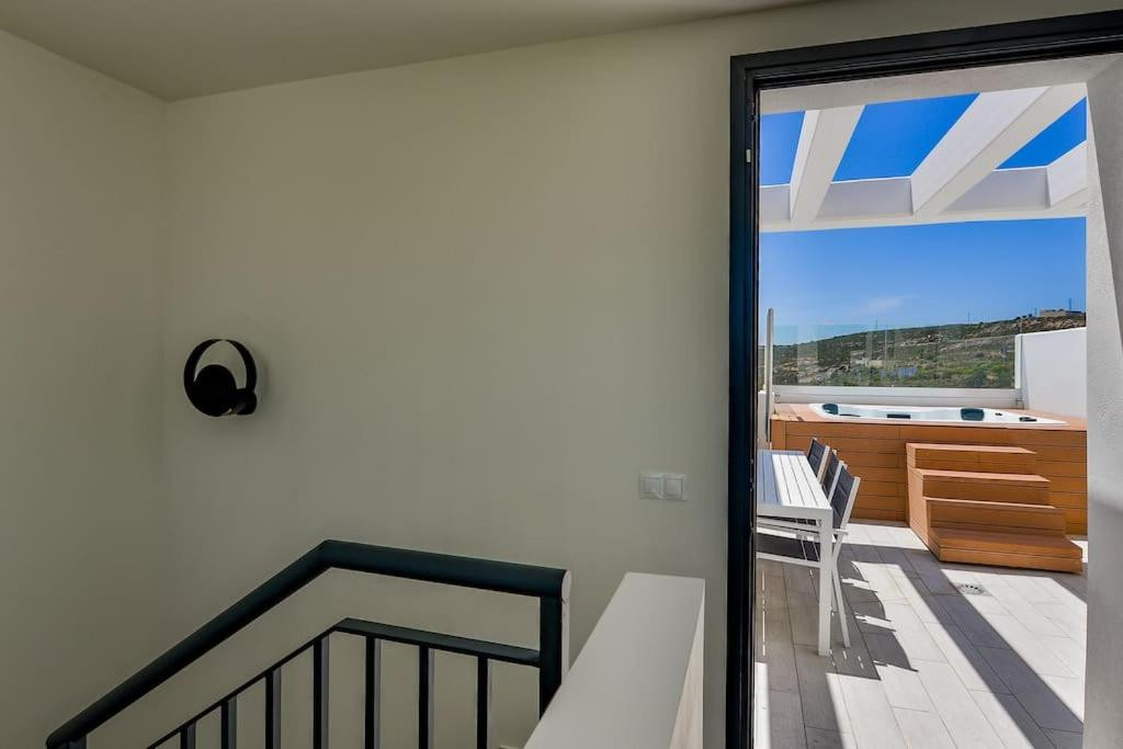 Semi-Detached Villa with Panoramic Sea and Gibraltar Views on the Costa del Sol · Photo 8