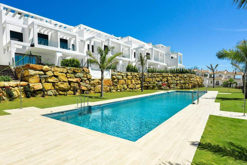 Semi-Detached Villa with Panoramic Sea and Gibraltar Views on the Costa del Sol · Photo 42