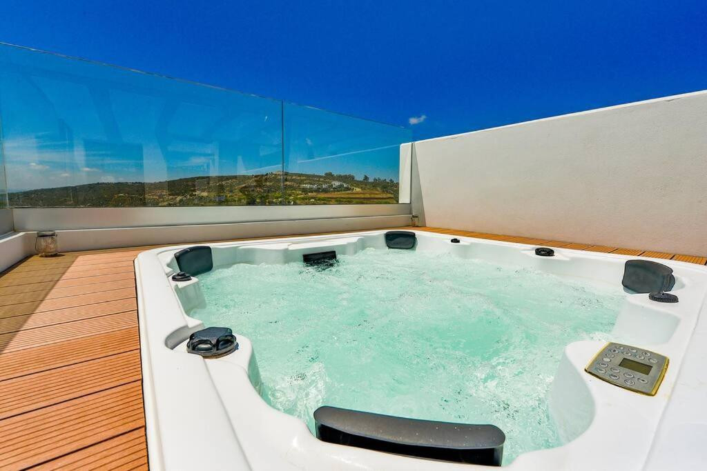 Semi-Detached Villa with Panoramic Sea and Gibraltar Views on the Costa del Sol · Photo 22