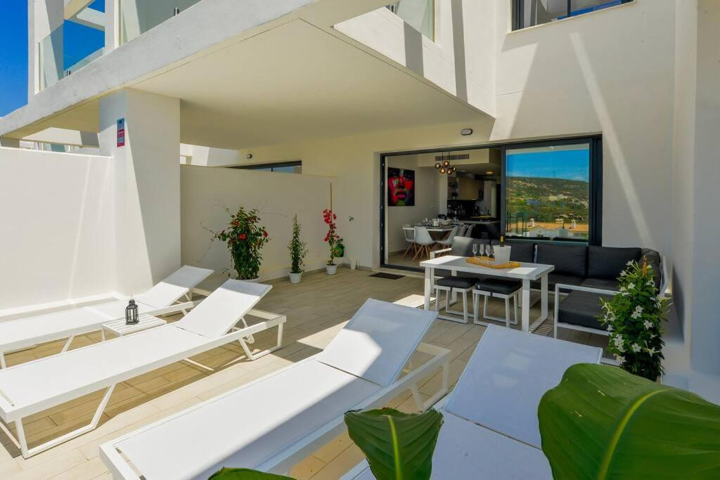 Semi-Detached Villa with Panoramic Sea and Gibraltar Views on the Costa del Sol · Photo 13