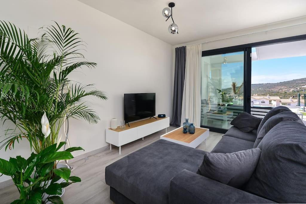 Semi-Detached Villa with Panoramic Sea and Gibraltar Views on the Costa del Sol · Photo 46