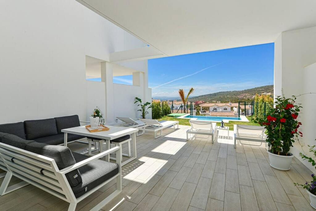 Semi-Detached Villa with Panoramic Sea and Gibraltar Views on the Costa del Sol · Photo 43