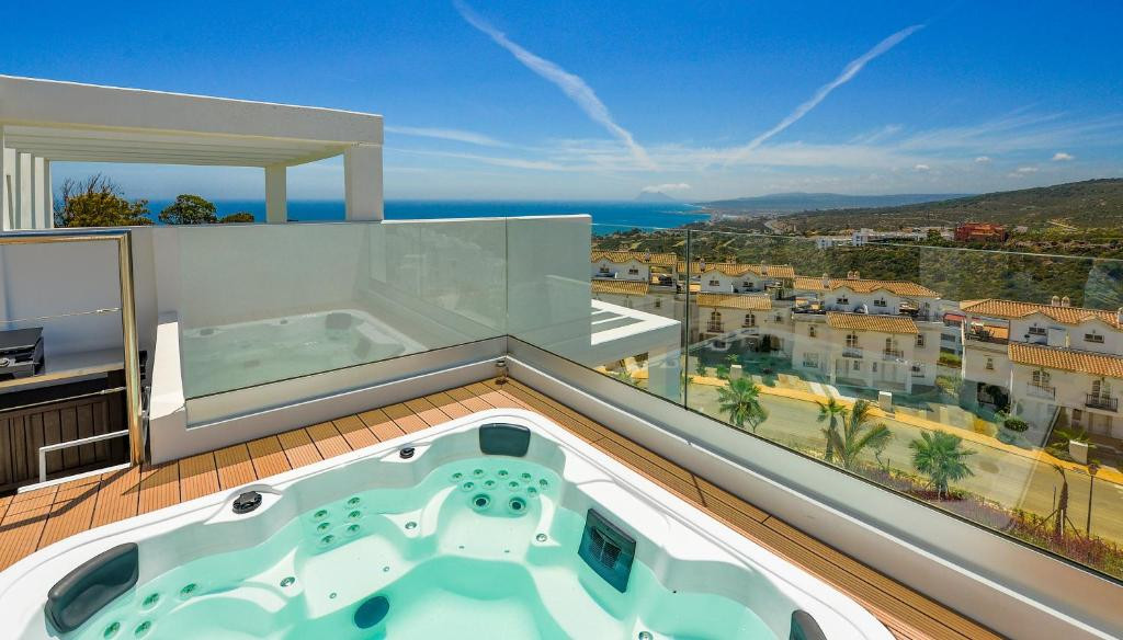 Semi-Detached Villa with Panoramic Sea and Gibraltar Views on the Costa del Sol · Photo 19
