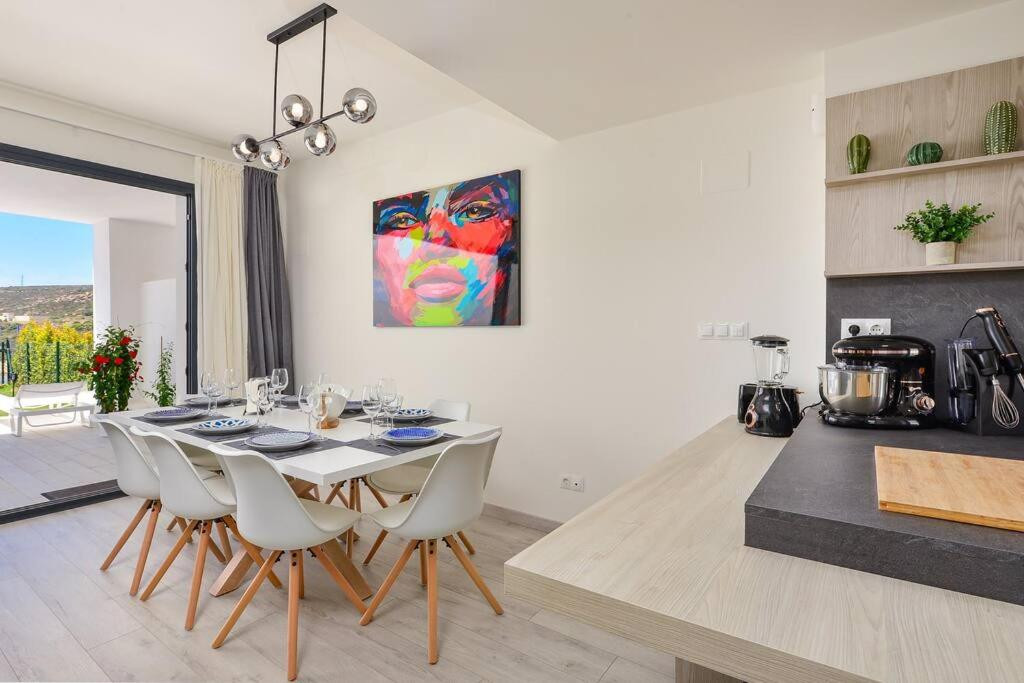 Semi-Detached Villa with Panoramic Sea and Gibraltar Views on the Costa del Sol · Photo 14