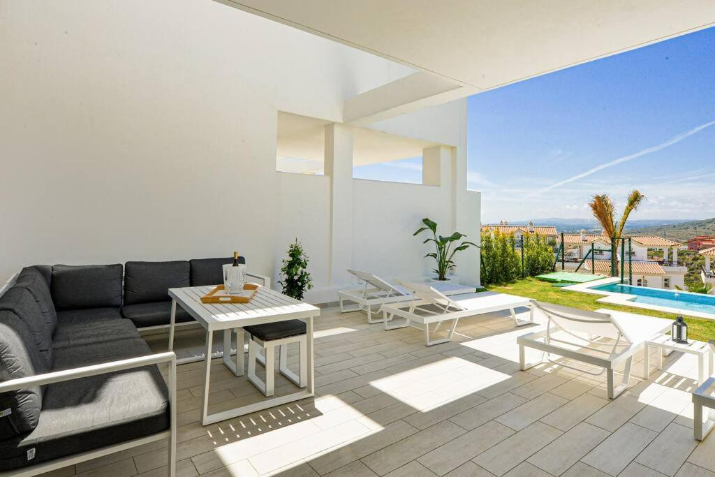 Semi-Detached Villa with Panoramic Sea and Gibraltar Views on the Costa del Sol · Photo 11