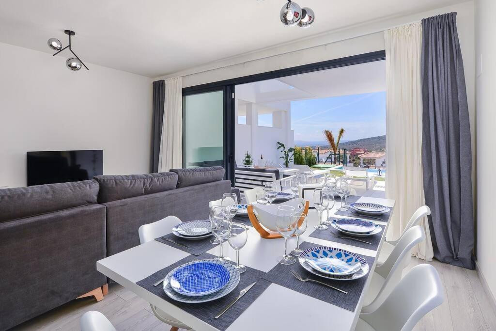 Semi-Detached Villa with Panoramic Sea and Gibraltar Views on the Costa del Sol · Photo 47