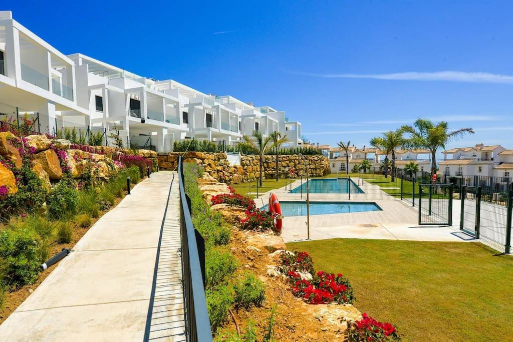 Semi-Detached Villa with Panoramic Sea and Gibraltar Views on the Costa del Sol · Photo 41