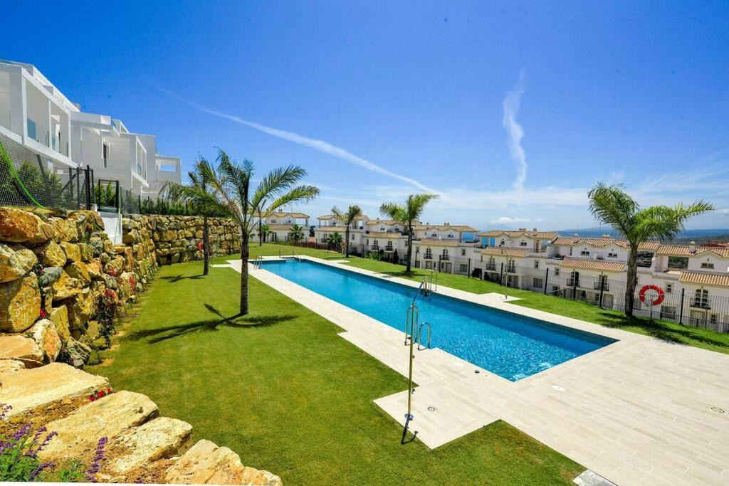 Semi-Detached Villa with Panoramic Sea and Gibraltar Views on the Costa del Sol · Photo 40