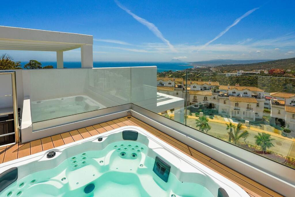 Semi-Detached Villa with Panoramic Sea and Gibraltar Views on the Costa del Sol · Photo 21
