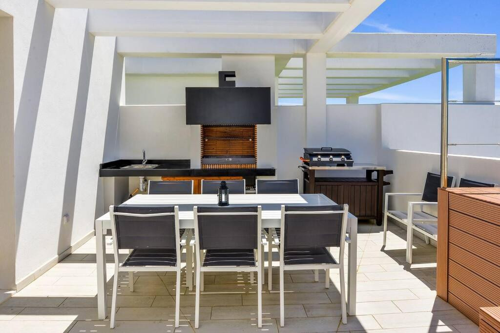 Semi-Detached Villa with Panoramic Sea and Gibraltar Views on the Costa del Sol · Photo 23