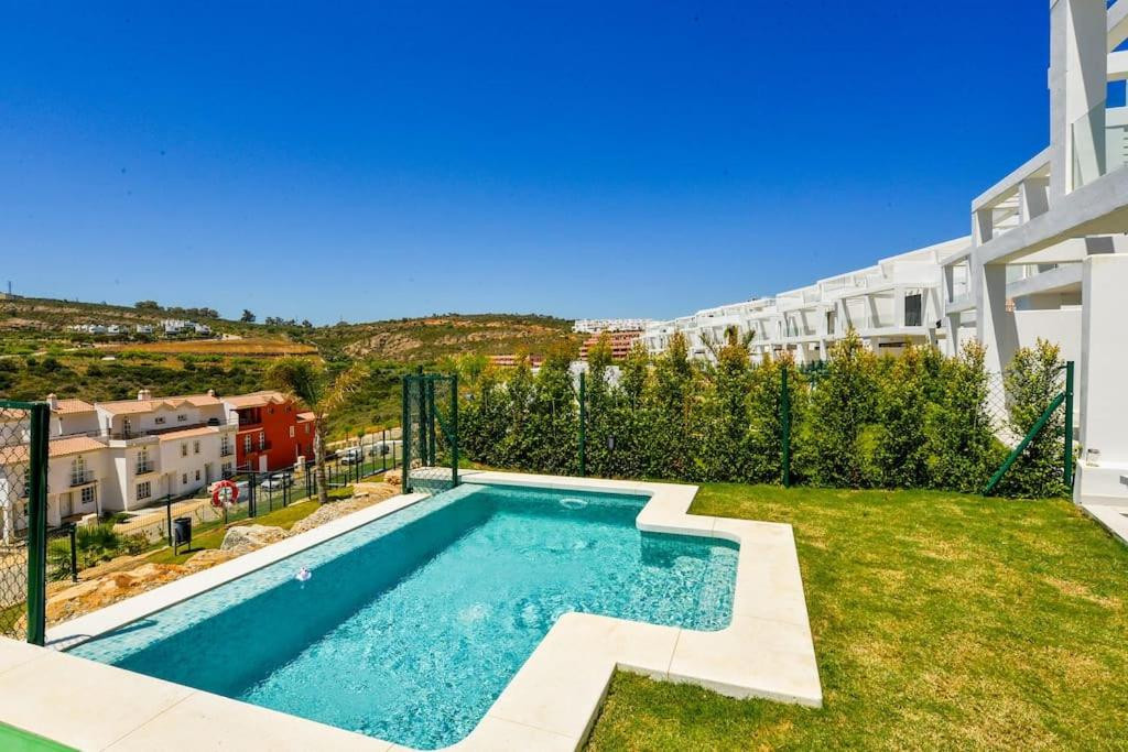 Semi-Detached Villa with Panoramic Sea and Gibraltar Views on the Costa del Sol · Photo 37