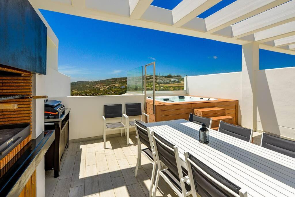 Semi-Detached Villa with Panoramic Sea and Gibraltar Views on the Costa del Sol · Photo 9
