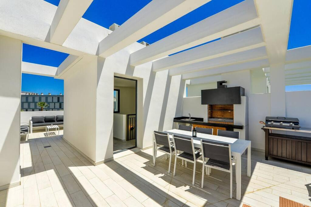 Semi-Detached Villa with Panoramic Sea and Gibraltar Views on the Costa del Sol · Photo 10