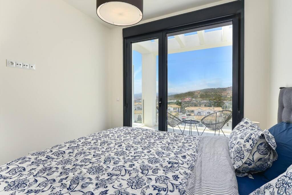 Semi-Detached Villa with Panoramic Sea and Gibraltar Views on the Costa del Sol · Photo 48