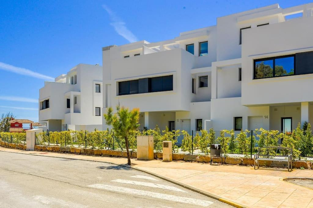 Semi-Detached Villa with Panoramic Sea and Gibraltar Views on the Costa del Sol · Photo 38