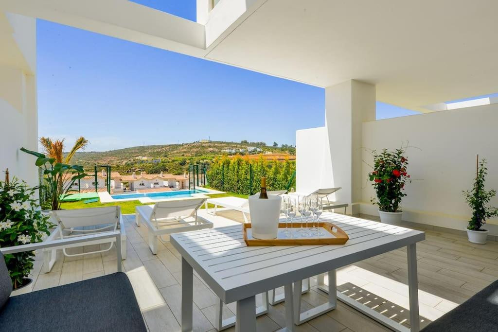 Semi-Detached Villa with Panoramic Sea and Gibraltar Views on the Costa del Sol · Photo 12