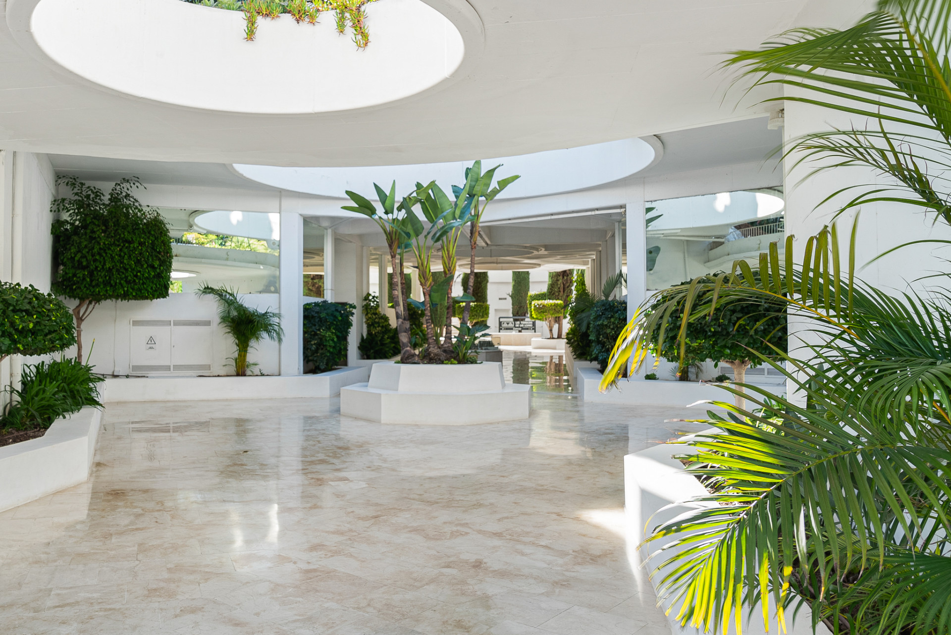 Exceptional Fully Refurbished 3-Bedroom Apartment on Marbella Golden Mile with Panoramic Sea Views · Photo 54