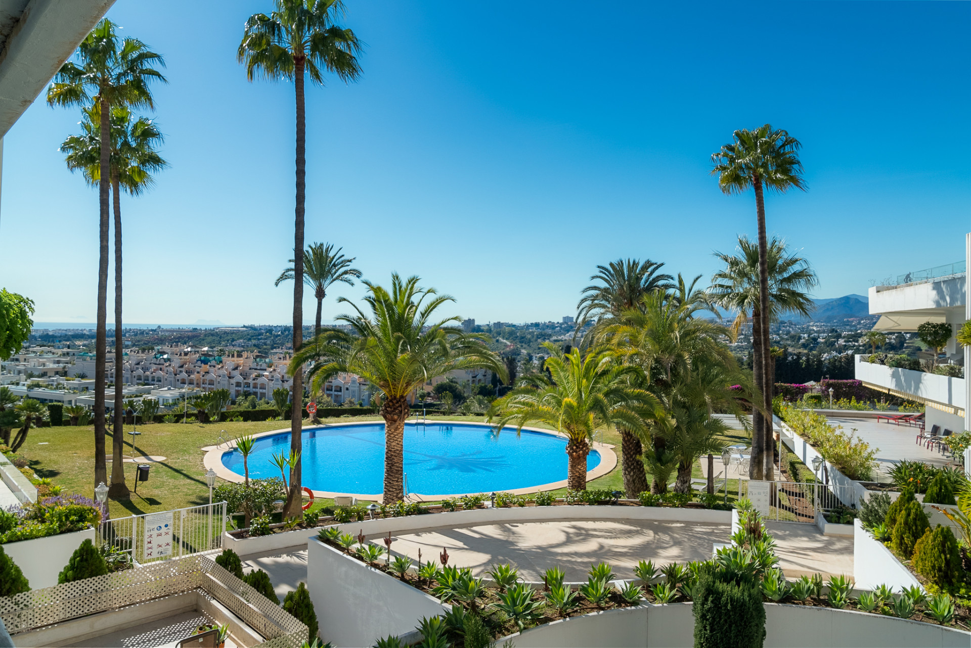 Exceptional Fully Refurbished 3-Bedroom Apartment on Marbella Golden Mile with Panoramic Sea Views · Photo 59
