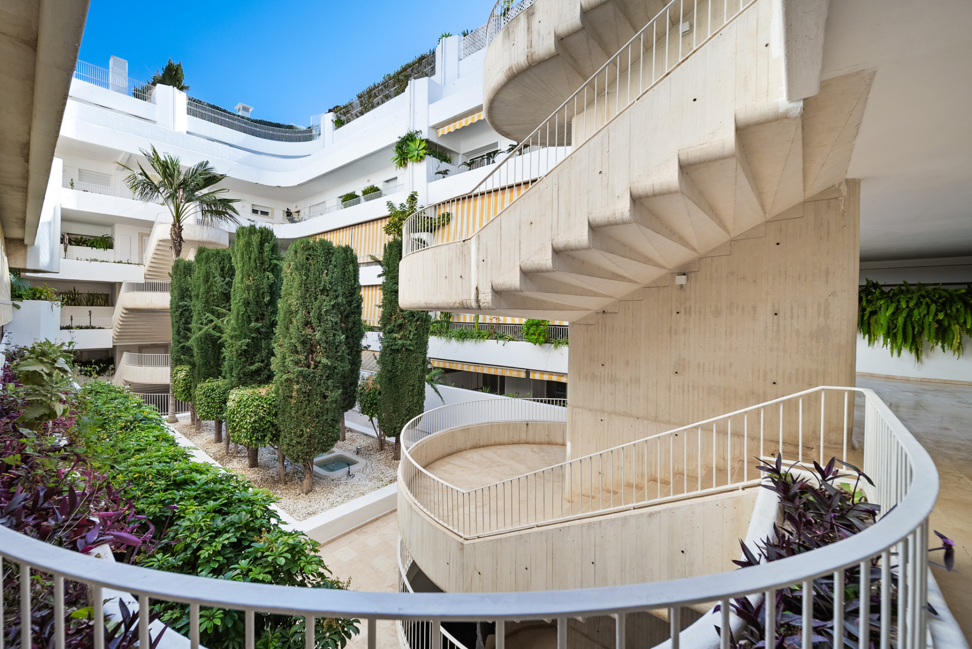 Exceptional Fully Refurbished 3-Bedroom Apartment on Marbella Golden Mile with Panoramic Sea Views · Photo 58