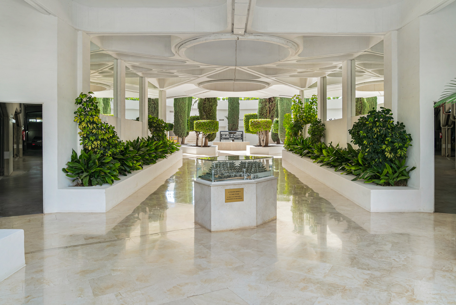 Exceptional Fully Refurbished 3-Bedroom Apartment on Marbella Golden Mile with Panoramic Sea Views · Photo 53