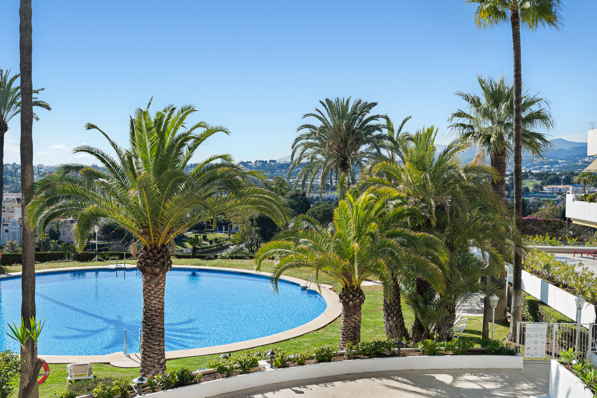 Exceptional Fully Refurbished 3-Bedroom Apartment on Marbella Golden Mile with Panoramic Sea Views · Photo 56