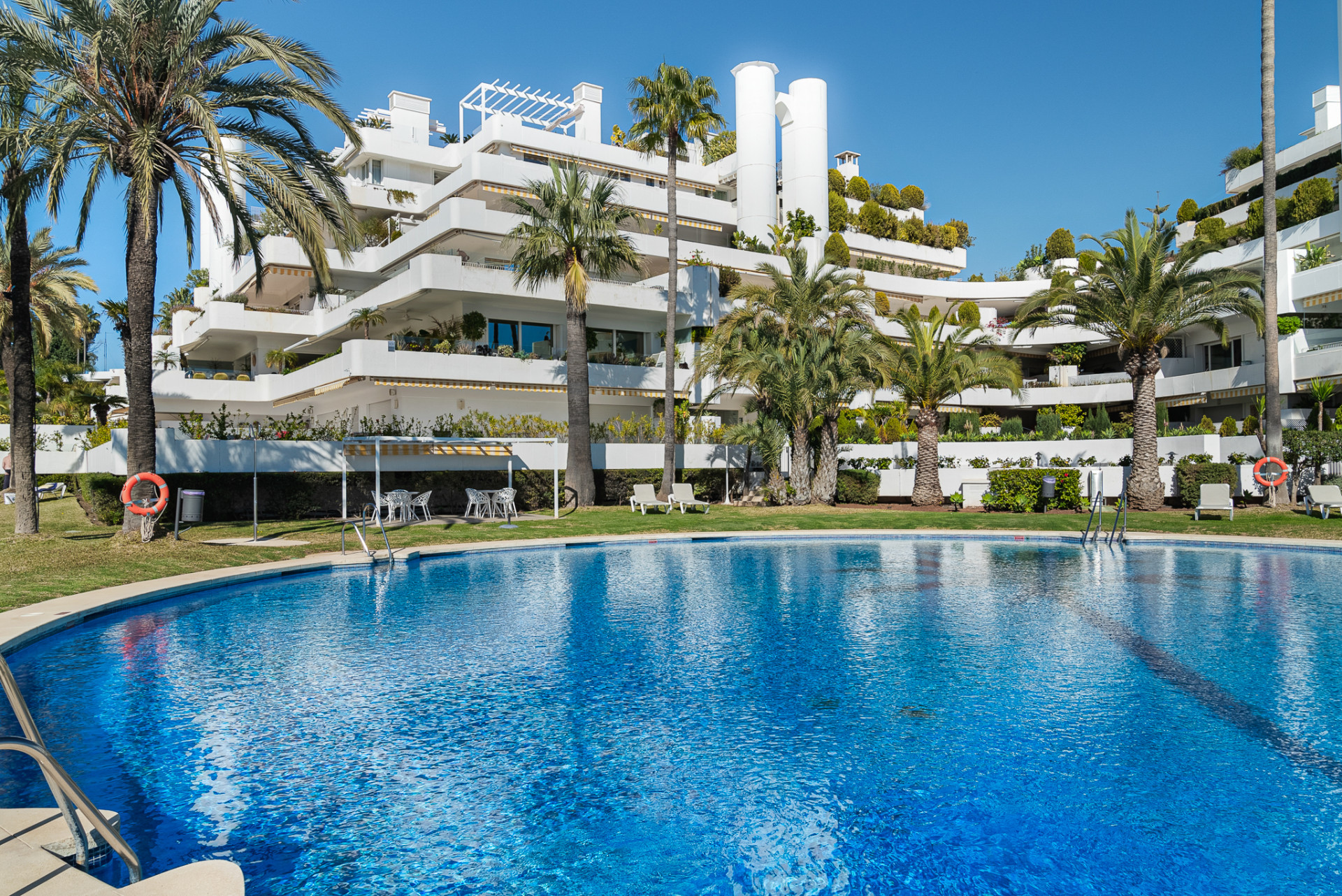 Exceptional Fully Refurbished 3-Bedroom Apartment on Marbella Golden Mile with Panoramic Sea Views · Photo 52